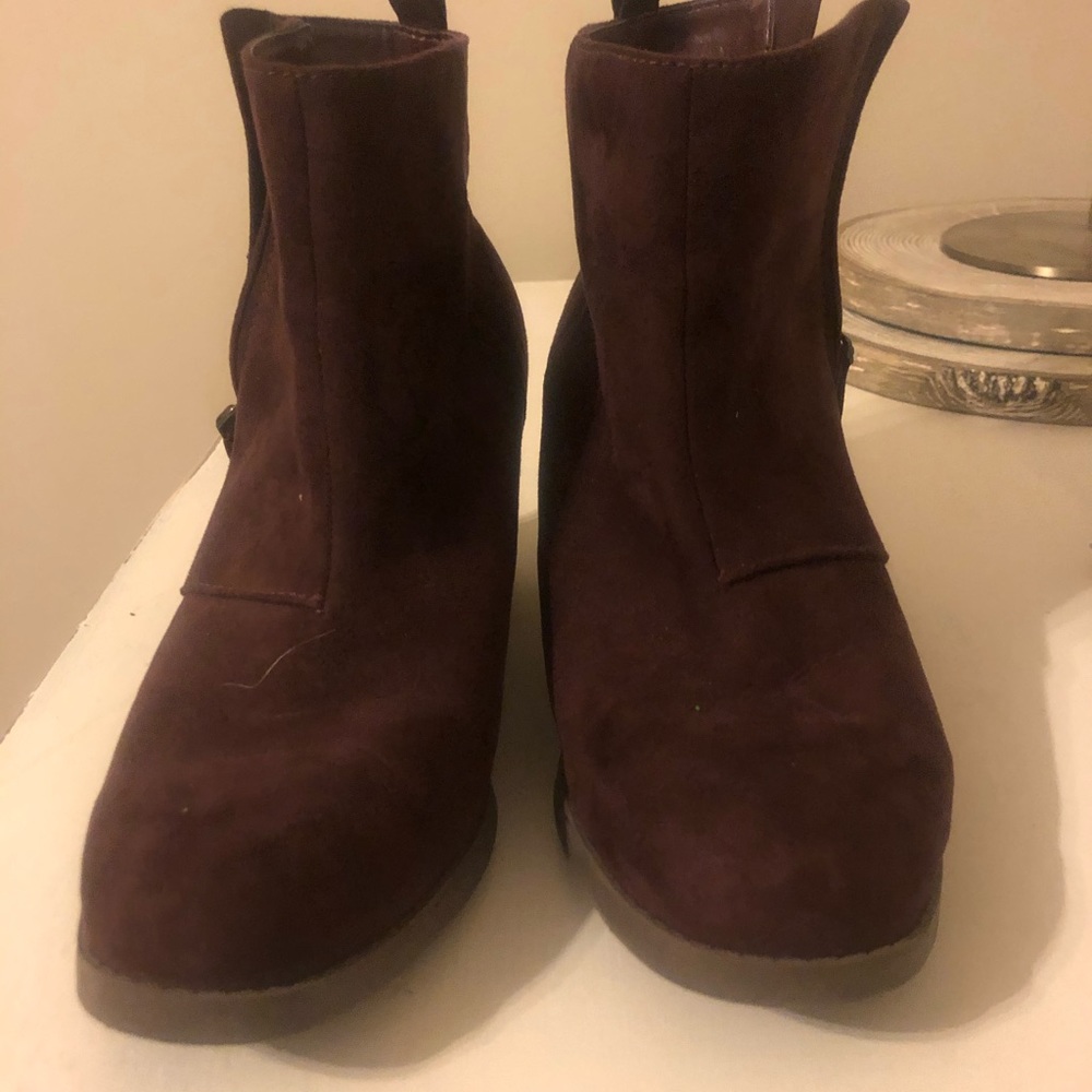 Old navy suede boots maroon color
